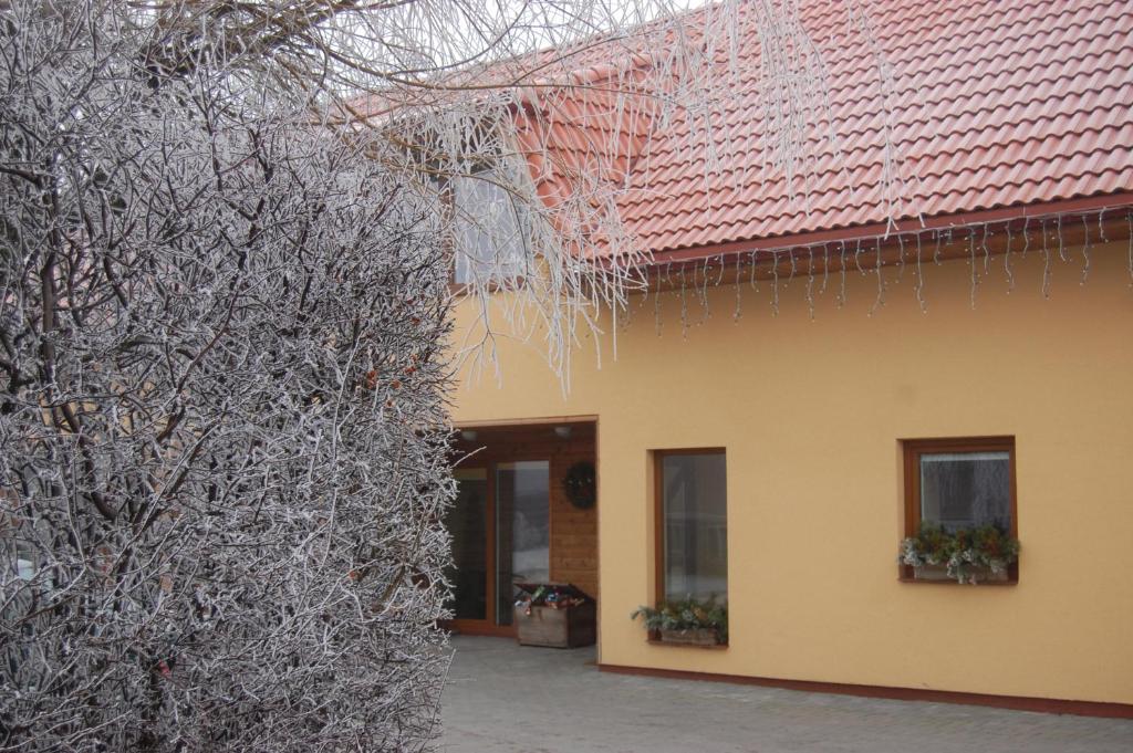Hotel Sveciu Namai Minge à Priekulė Extérieur photo